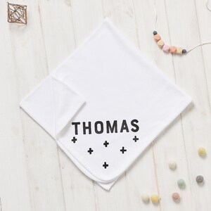 Manta personalizada de cruces Scandi para bebé nuevo