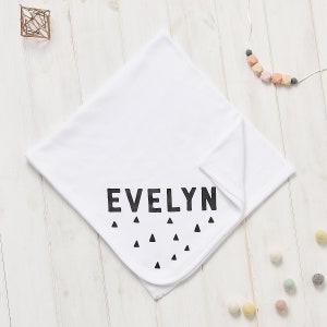 Manta triangular personalizada para bebé nuevo Scandi