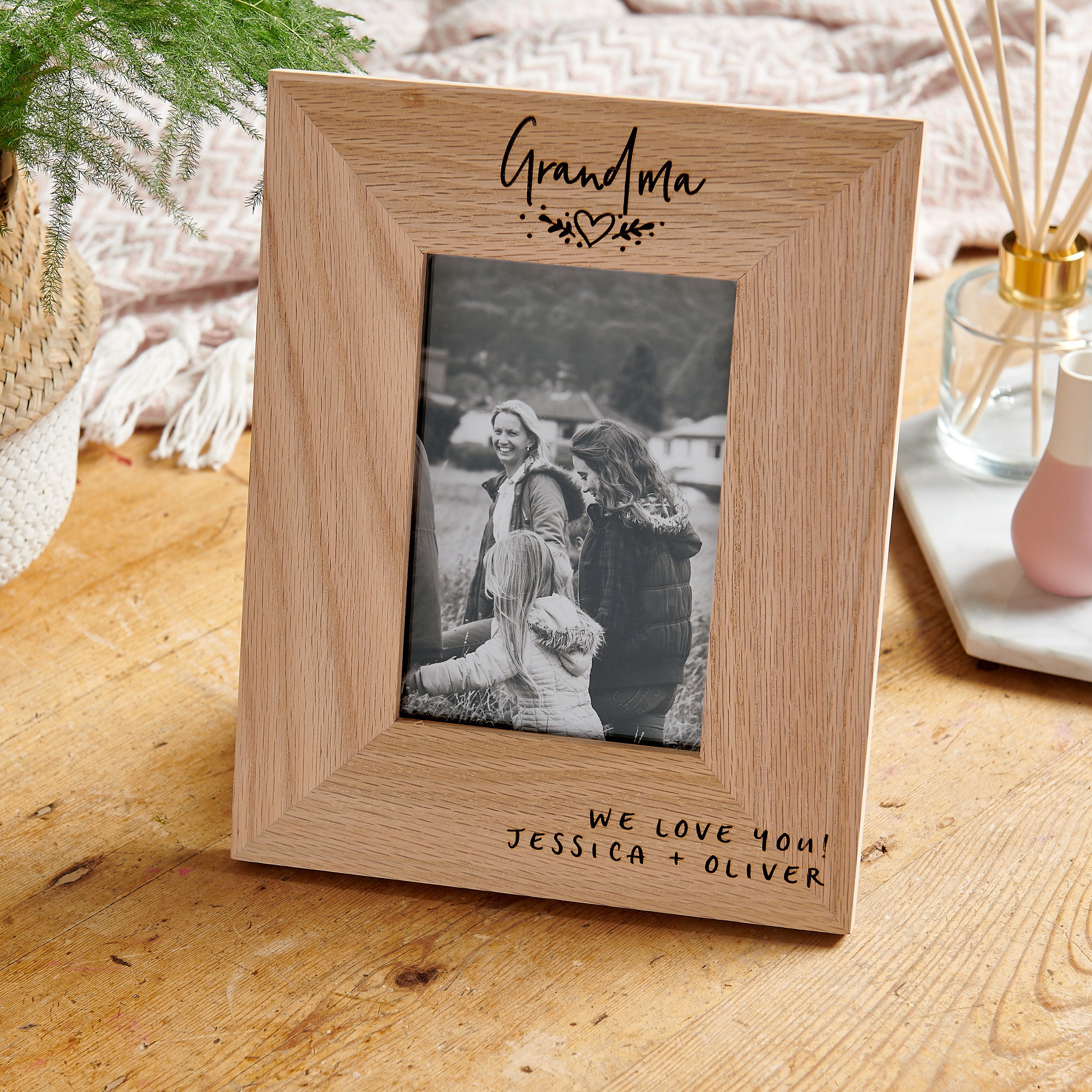 Cornice portafoto in legno personalizzata per nonna - Bouquet floreale inciso - Italia