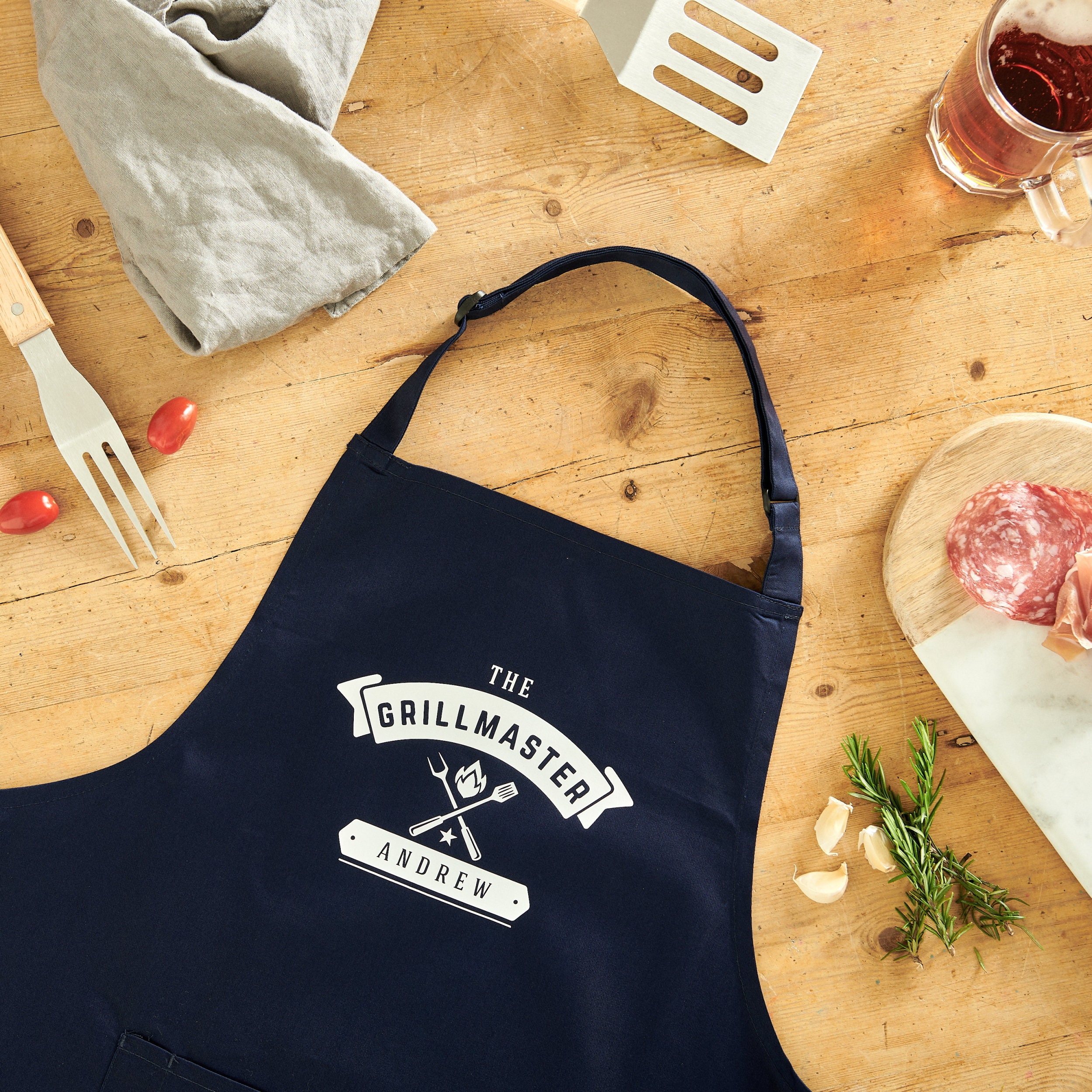 The Grill Master Grembiule Da Barbecue Nero - Tessuto Poli-Cotone 65/35 - Taglia Unica 86x76 Cm - Senza Tasche, Lacci Lunghi 99 Cm