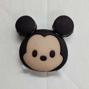 Tsum Tsum sweet baby Mickey Minnie Phoo Tigger and Dumbo.. Wounderful detail, 5 buttons  per pack. Fun cute shank button.