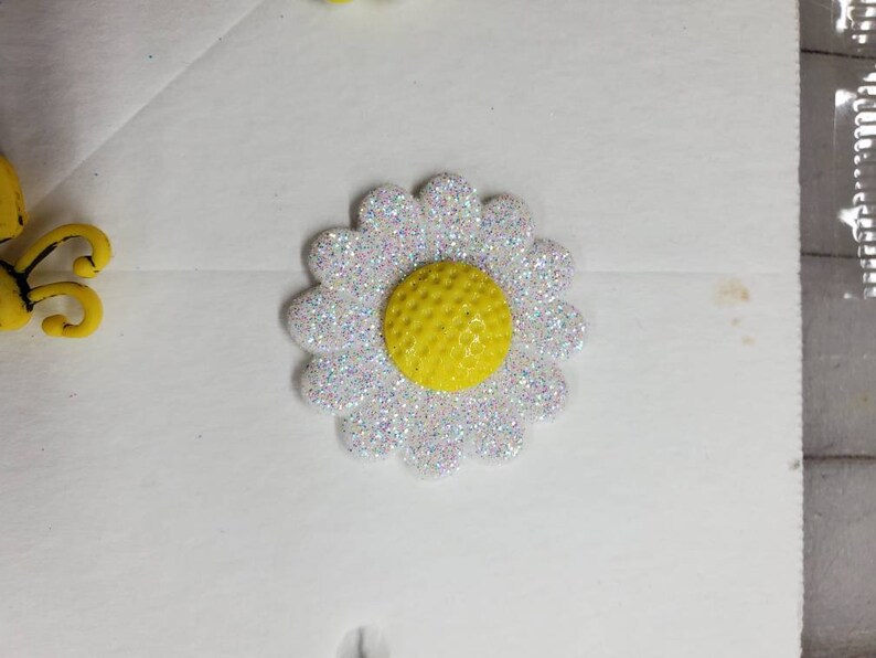 Fun cute shank button. Wounderful detail 6 buttons per pack Bee my friend glitter flowers