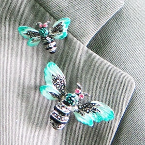 Bijenbroches, 2 bijen geëmailleerde aqua met zilveren en zwarte accenten in zeer mooie vintage staat voor werk of vrijetijdskleding
