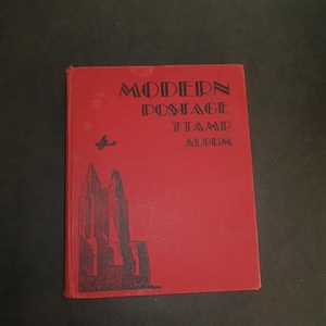 Álbum de sellos postales moderno en buen estado vintage, aunque no excelente, publicado en 1938 con algunos sellos.