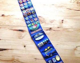 Girl Scout Junior and Senior Cadette Sashes Fifty Patches & Pins (Mitte-70er-2010)