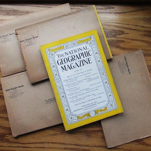 National Geographic Magazines, von 1942 bis in die 1950er Jahre vier Zeitschriften mit 3 nie aus den Versandumschlägen