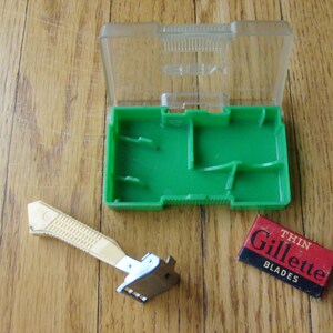 Razor kit by GEM, men&#39;s shaving travel size vintage razor, blades, and plastic case all in very nice retro condition