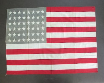 巨大な1940年代の48個の星が輝くアメリカ国旗：素朴なアメリカーナ風