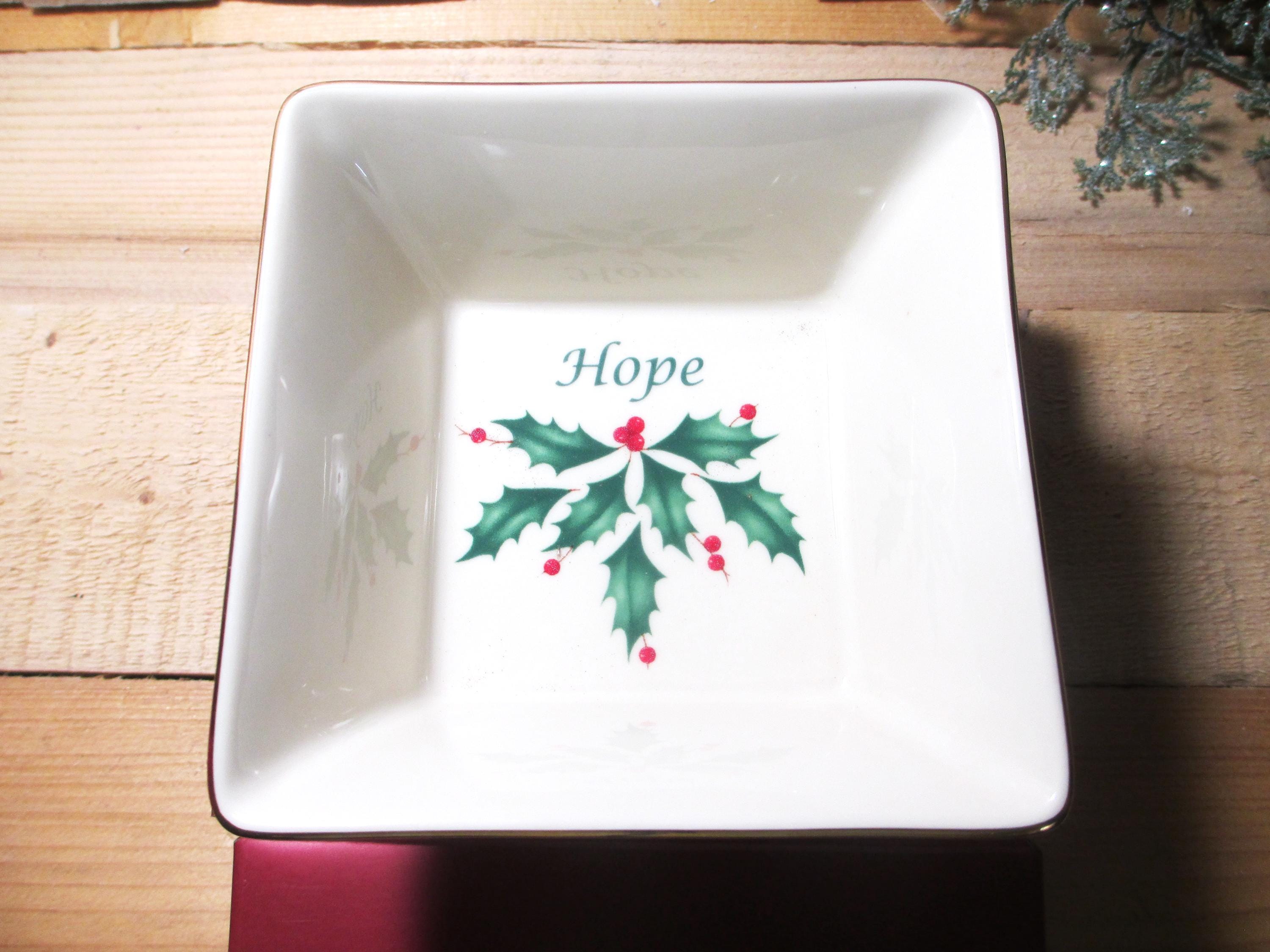 ヒイラギの装飾と金色の縁取りが施されたレノックスのホープ皿