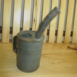 Oil can with flexible spout and handle all metal very vintage in very nice condition