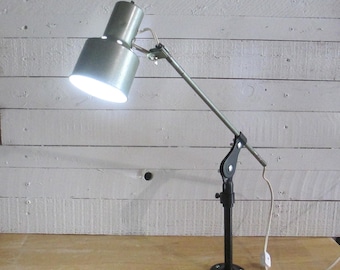 Adjustable shop lamp for wall or table mounting in nice vintage condition