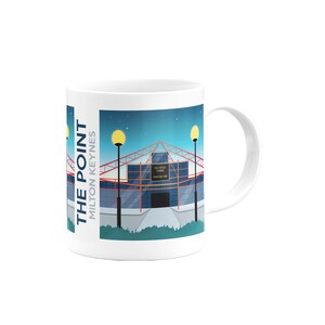 Könnte beinhalten: Eine weiße Keramiktasse mit einer Grafik von The Point, Milton Keynes, einer Sportarena mit roten und blauen Akzenten. Die Tasse hat einen schwarzen Henkel.