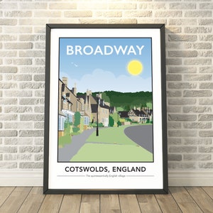 Puede incluir: Una ilustración colorida de una escena de calle en Broadway, Cotswolds, Inglaterra. La imagen presenta una fila de casas inglesas tradicionales con un césped verde y un cielo soleado. El texto "Broadway, Cotswolds, England" está impreso en la parte superior de la imagen, y el texto "The quintessentially English village" está impreso en la parte inferior.