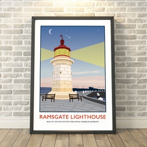 Puede incluir: Una ilustración de estilo vintage del faro de Ramsgate, una torre blanca con techo rojo y una linterna amarilla, en un muelle con bancos. El faro está iluminado con un haz de luz. El texto "RAMSGATE LIGHTHOUSE" está debajo de la imagen, y el texto "BUILT IN 1842 ON THE WEST PIER, ROYAL HARBOUR RAMSGATE" está debajo de ese.