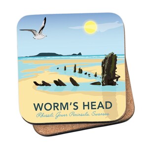 Könnte beinhalten: Eine farbenfrohe Illustration einer Strandszene mit einem Schiffswrack, einer Möwe, die überfliegt, und einer strahlend gelben Sonne. Der Text "WORM'S HEAD" ist in einer stilisierten Schriftart geschrieben, darunter die Worte "Rhossili, Gower Peninsula, Swansea".