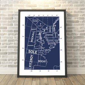 Régions de prévisions d'expédition ; bleu foncé - Capturer un souvenir - Affiches de voyage et cadeaux par Tabitha Mary