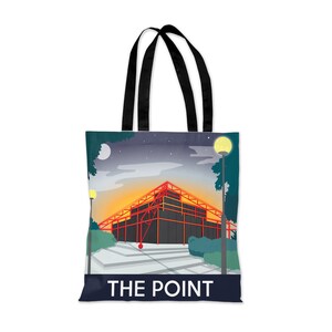 Könnte beinhalten: Eine Tragetasche mit einer bunten Illustration eines Gebäudes mit dem Text "THE POINT" am unteren Rand. Das Gebäude ist rot und schwarz mit einem gelben und orangen Sonnenuntergang dahinter. Die Tasche hat schwarze Henkel.