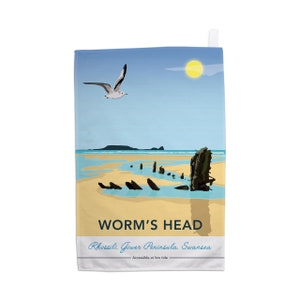 Könnte beinhalten: Eine farbenfrohe Illustration von Worm's Head, einer felsigen Landzunge auf der Gower-Halbinsel in Wales. Die Illustration zeigt einen blauen Himmel mit einer gelben Sonne, eine fliegende Möwe, einen Strand mit einem Schiffswrack und den Text "Worm's Head, Rhossili, Gower Peninsula, Swansea - Bei Ebbe zugänglich".