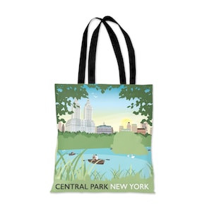 Puede incluir: Una bolsa de tela verde con asa negra. La bolsa presenta una ilustración colorida de Central Park en Nueva York, con un lago, árboles y edificios. El texto "CENTRAL PARK NEW YORK" está impreso en la parte inferior de la bolsa.