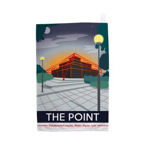 Könnte beinhalten: Eine Retro-Illustration von The Point, einem Unterhaltungskomplex in Milton Keynes, England. Das Gebäude ist in dunkelblau mit roten Stahlträgern dargestellt. Die Illustration zeigt einen Nachthimmel mit Sternen und einem Mond, und zwei Straßenlaternen beleuchten die Szene.