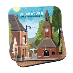 Op de afbeelding: Een kleurrijke illustratie van een stadsplein in Wendover, Buckinghamshire. De afbeelding toont een klokkentoren met een rode bakstenen gevel en een witte wijzerplaat. Er zijn gebouwen met rode bakstenen gevels en een blauwe lucht met witte wolken. De afbeelding is een fantasierijke weergave van een charmante Engelse stad.