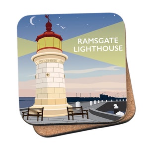 Puede incluir: Una ilustración colorida del faro de Ramsgate en Inglaterra. El faro es blanco con un techo rojo y una luz amarilla. El faro está en un muelle con una pasarela curva. El cielo es azul con estrellas y una luna creciente. El texto "RAMSGATE LIGHTHOUSE" está en la esquina superior derecha.