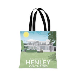 Puede incluir: Una bolsa de tela blanca con asas negras. La bolsa presenta una ilustración colorida de un edificio con el texto "Phyllis Court Club Henley On-Thames".