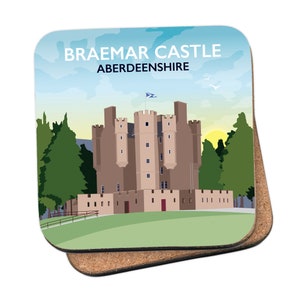 Könnte beinhalten: Eine Illustration von Braemar Castle in Aberdeenshire, Schottland. Das Schloss ist in Braun- und Beigetönen dargestellt, umgeben von grünem Gras und Bäumen. Der Himmel ist blau mit weißen Wolken.