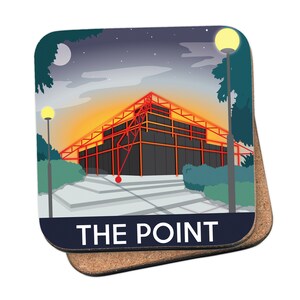Könnte beinhalten: Ein quadratischer Korkuntersetzer mit einer bunten Illustration eines Gebäudes mit roten Akzenten und dem Text "THE POINT" am unteren Rand. Das Gebäude ist vor einem dunkelblauen Hintergrund mit ein paar Sternen und einem gelben Mond platziert.