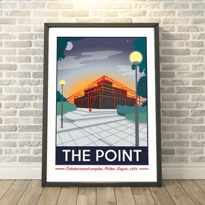 Könnte beinhalten: Ein Plakat im Retro-Stil mit einer roten und schwarzen Illustration des Unterhaltungskomplexes The Point in Milton Keynes, England. Das Plakat hat einen blauen Hintergrund mit weißen Sternen und den Text "THE POINT" in weißen Buchstaben. Der Text "Entertainment complex, Milton Keynes, 1985" steht in weißen Buchstaben unter dem Haupttitel.