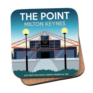 Könnte beinhalten: Eine blaue und rote Illustration des Kinos The Point in Milton Keynes, UK. Der Text "UK's First Multiplex Cinema Opened in 1985" befindet sich am unteren Rand des Bildes.