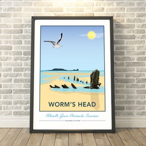 Könnte beinhalten: Eine farbenfrohe Illustration von Worm's Head, einer felsigen Landzunge auf der Gower-Halbinsel in Wales. Die Illustration zeigt einen Strand mit einem Schiffswrack, eine Möwe, die überfliegt, und eine strahlend gelbe Sonne am Himmel. Der Text "Worm's Head" ist fett gedruckt, mit dem Ort "Rhossili, Gower-Halbinsel, Swansea" und dem Hinweis "Bei Ebbe zugänglich" darunter.