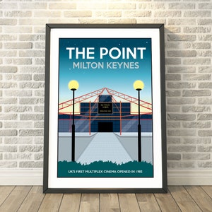 Könnte beinhalten: Ein Plakat im Retro-Stil mit einer blauen, roten und schwarzen Illustration des Kinos The Point in Milton Keynes, England. Der Text lautet "The Point, Milton Keynes, UK's first multiplex cinema opened in 1985."