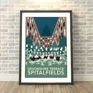 Op de afbeelding: Een kleurrijke illustratie van een gebouw met een glazen dak en lichtjes die aan de bomen hangen. De tekst "Devonshire Terrace Spitalfields" is onder de afbeelding gedrukt.