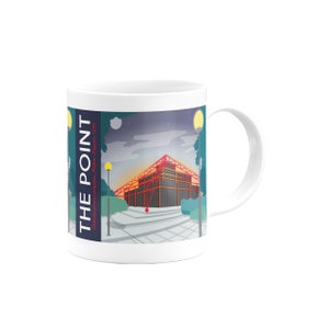 Könnte beinhalten: Weiße Keramiktasse mit einer bunten Illustration eines Gebäudes mit dem Text "THE POINT" und "Entertainment complex Milton Keynes 1975" auf der Seite.