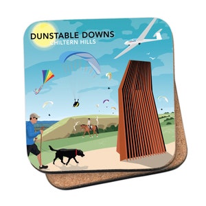 Puede incluir: Una ilustración colorida de un paisaje con un edificio marrón, una persona paseando a un perro, una persona montando a caballo y varios parapentes en el cielo. El texto "Dunstable Downs Chiltern Hills" está en la parte superior de la imagen.