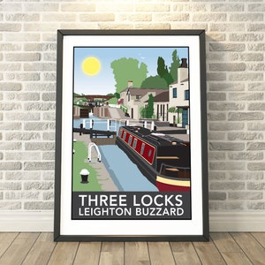Può includere: Un'illustrazione colorata di un canale con tre chiuse e una barca stretta. Il testo "THREE LOCKS LEIGHTON BUZZARD" è in basso nell'immagine.