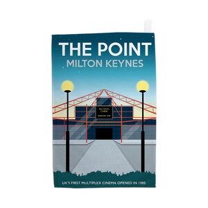 Könnte beinhalten: Eine blaugrüne Illustration des The Point Kinos in Milton Keynes, England. Das Gebäude ist rot und schwarz mit einem großen Schild, auf dem "Multiplex Cinema Showing Now" steht. Der Text unten lautet "UK's First Multiplex Cinema Opened in 1985".