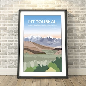Może przedstawiać: Plakat z ilustracją górskiego krajobrazu. Plakat nosi tytuł "MT TOUBKAL" i zawiera napis "ATLAS MOUNTAINS HIGHEST PEAK AT 4,167 M". Ilustracja przedstawia pasmo górskie ze szczytami pokrytymi śniegiem, dolinę z drzewami i błękitne niebo z chmurami.