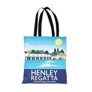 Puede incluir: Bolso tote con una ilustración de la Regata Henley en Oxfordshire, Inglaterra. El diseño incluye un cielo azul, un sol amarillo, un río con remeros y el texto "HENLEY REGATTA". El bolso tiene asas negras.