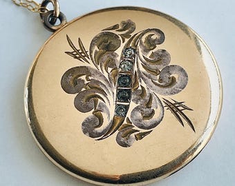 Collar antiguo victoriano con medallón grabado, chapado en oro y con piedras de pasta de diamantes de imitación.