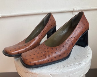 Size 9 80s Italian Leather Pumps Faux Gatorskin Brown Heeled Square Toe Shoes Heels Chunky Made in Italy Designer Mila Paoli 1980s 1990s 90s