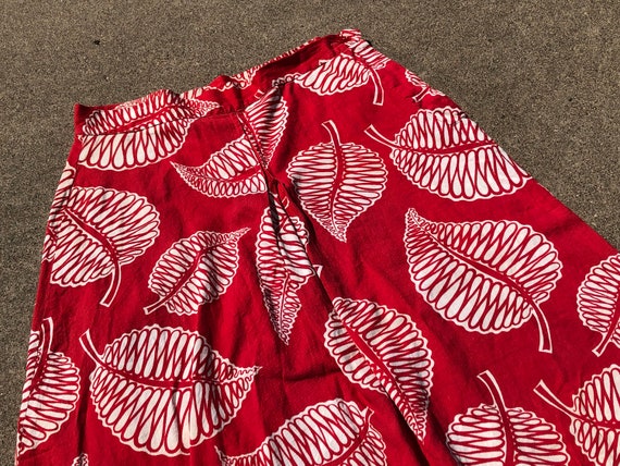 28" 1940s Cherry Red Cotton Leaf Print Skirt Hand… - image 3