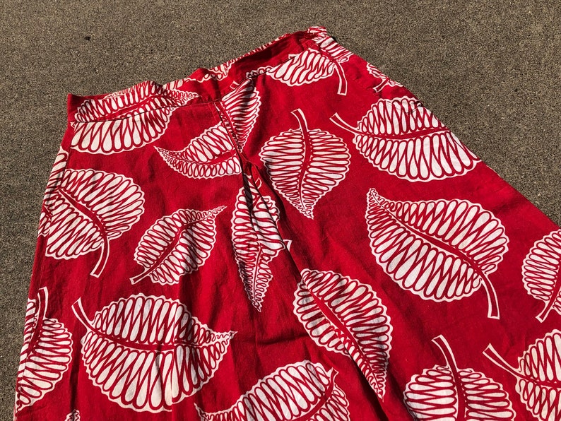 28 1940s Cherry Red Cotton Leaf Print Skirt Hand Made Novelty Print Skirt Side Button Zip 1940s image 3