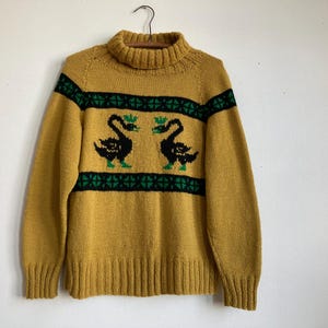 S M 40s 50s Black Swan Picture Knit Sweater Gold Green & Black Wool Knit Turtleneck Sweater 1940s 1950s