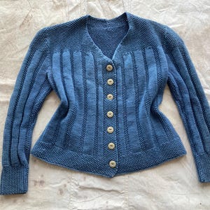 Cardigan in lana blu pietra lavorato a mano anni &#39;40, spalle a sbuffo, coste larghe, corto, maglione anni &#39;40, &#39;30, &#39;30