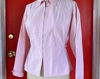 Può includere: Giacca rosa chiaro con colletto, maniche lunghe e cerniera a tutta lunghezza. La giacca ha una vita aderente, tasche laterali e linguette regolabili in vita. I polsini sono abbottonati. La giacca è esposta su un manichino.