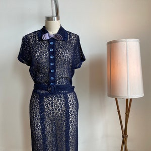 M 30s 40s marine kant jurk glazen knopen lavendel strik riem, kraag midi lengte side snaps sluiting sheer zie door 1930s 1940s