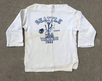 XS S 1962 Seattle Worlds Fair Baumwoll Sweatshirt 60er Jahre Sweatshirt, U-Boot-Ausschnitt, weiß mit blauem Flockdruck Pullover, Jugend Large 1960er 50er 1950er Jahre