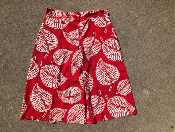28" 1940s Cherry Red Cotton Leaf Print Skirt Hand… - image 1